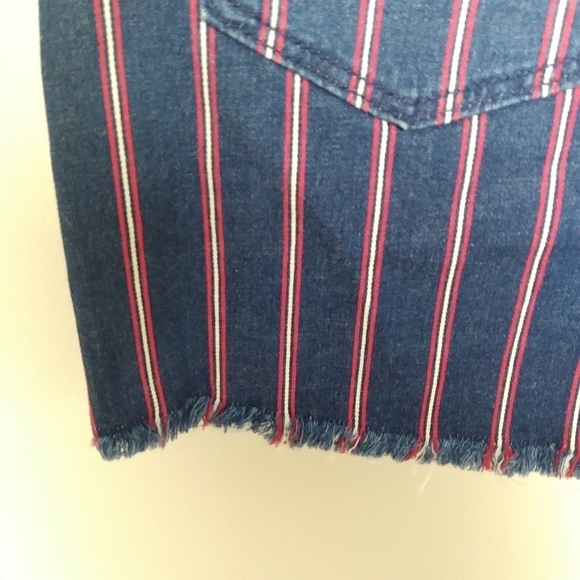 American Eagle Dark Wash Denim Hi Rise Mini Skirt with Raw Hem Size 6 - Picture 4 of 13